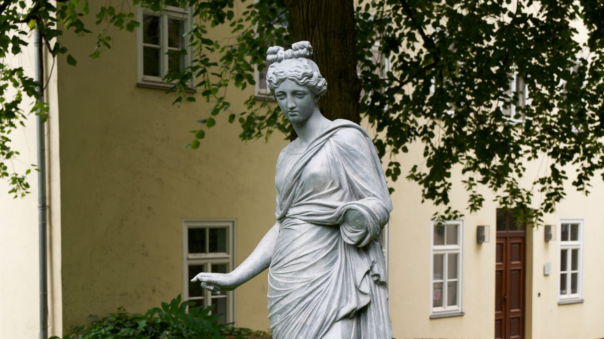 Weiblicher Kopf einer Kupferskulptur