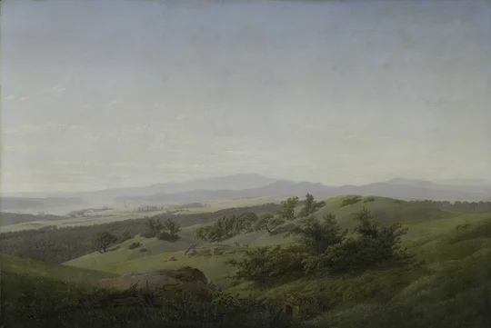 Ein Öl-Gemälde des Künstlers Caspar David Friedrich, auf dem eine bergige Landschaft mit weitem, leicht bewölkten, blauen Himmel zu sehen ist.  