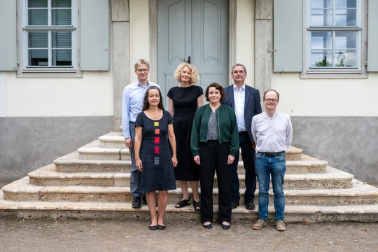Gruppenfoto vor einem historischen Gebäude, dass die Mitglieder des Direktoriums des Romantikzentrums zeigt.